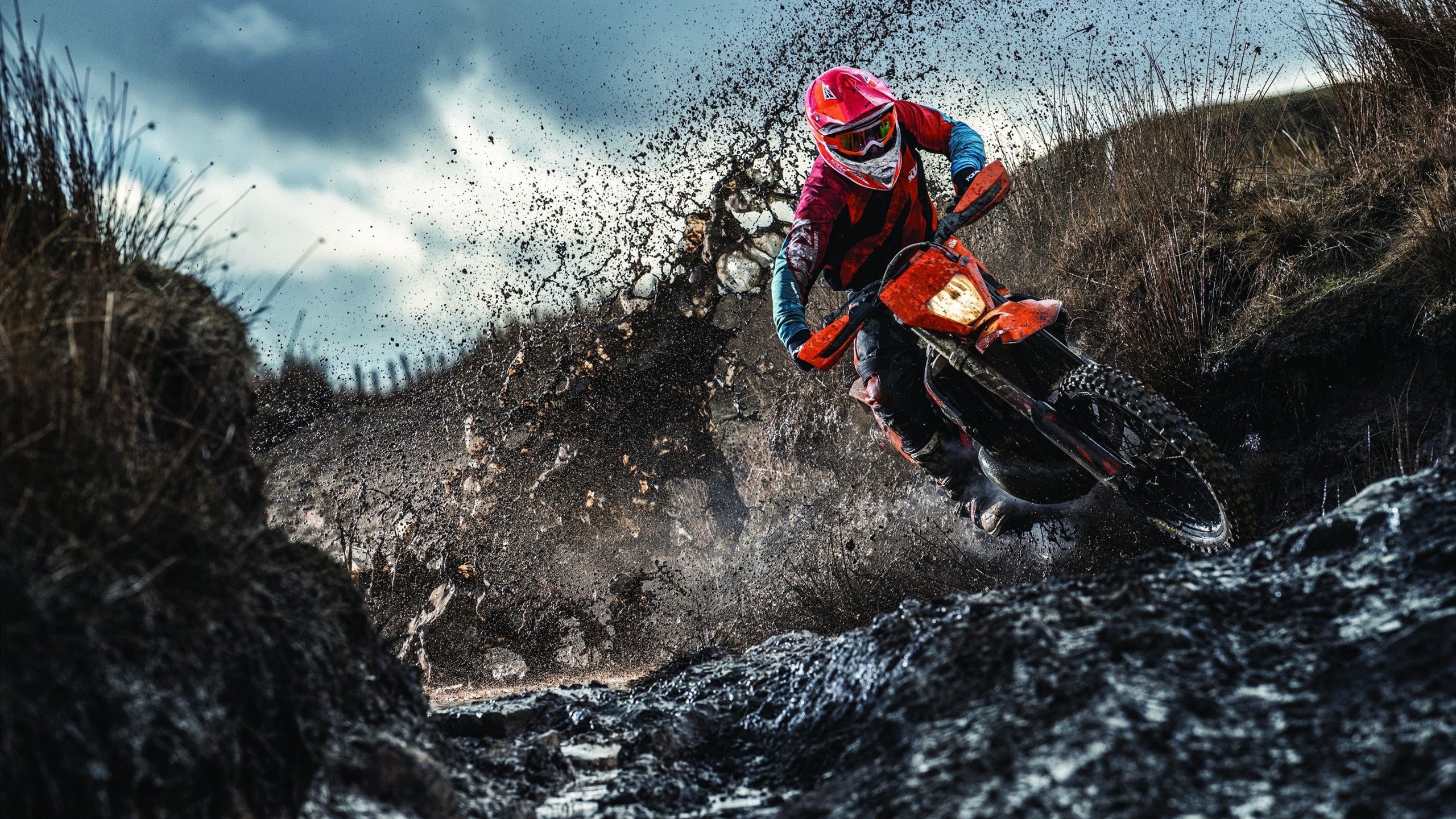 “峡谷穿梭：深山中的极速对抗”，峡谷穿越运动